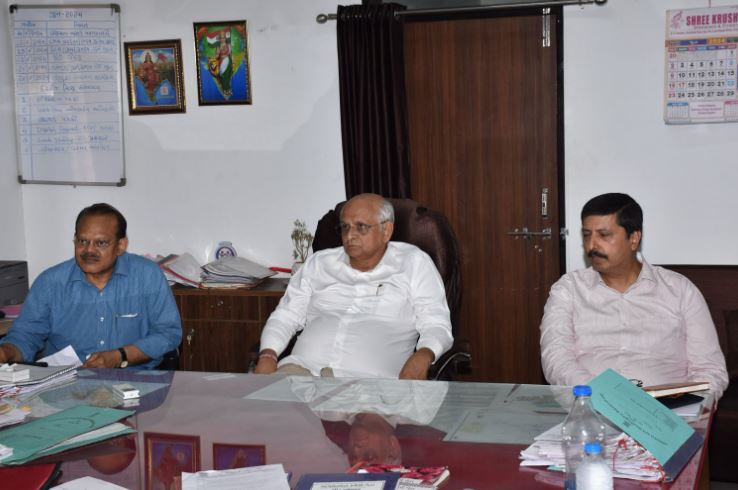 गुजरात के मुख्यमंत्री भूपेंद्र पटेल ने कार्यालय के रोजमर्रा के कामकाज, नागरिकों को देय प्रमाणपत्र, ई-धरा केन्द्र की कार्यवाही का सूक्ष्मतापूर्वक निरीक्षण किया